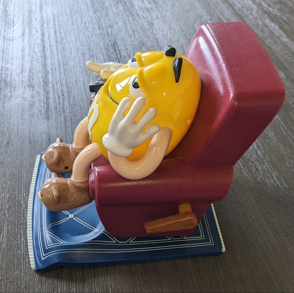 Yellow M&M Dispenser LA-Z-Boy Recliner M&M's Candy Collectible Vintage 1999 Mars - Picture 4 of 8
